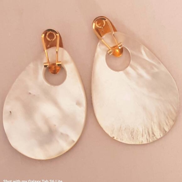 Two Earrings In One Small Gold Tone Huggies Holding Large MOP Shells - Picture 8 of 12